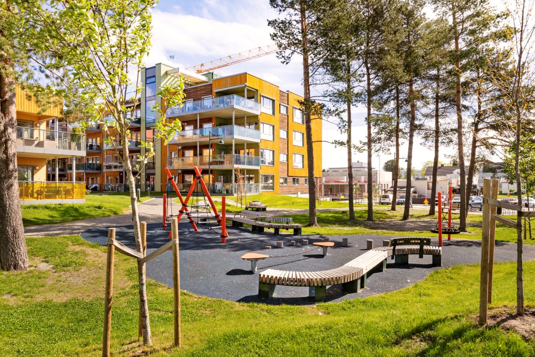 Balanseapparater mellom trær og boligblokker