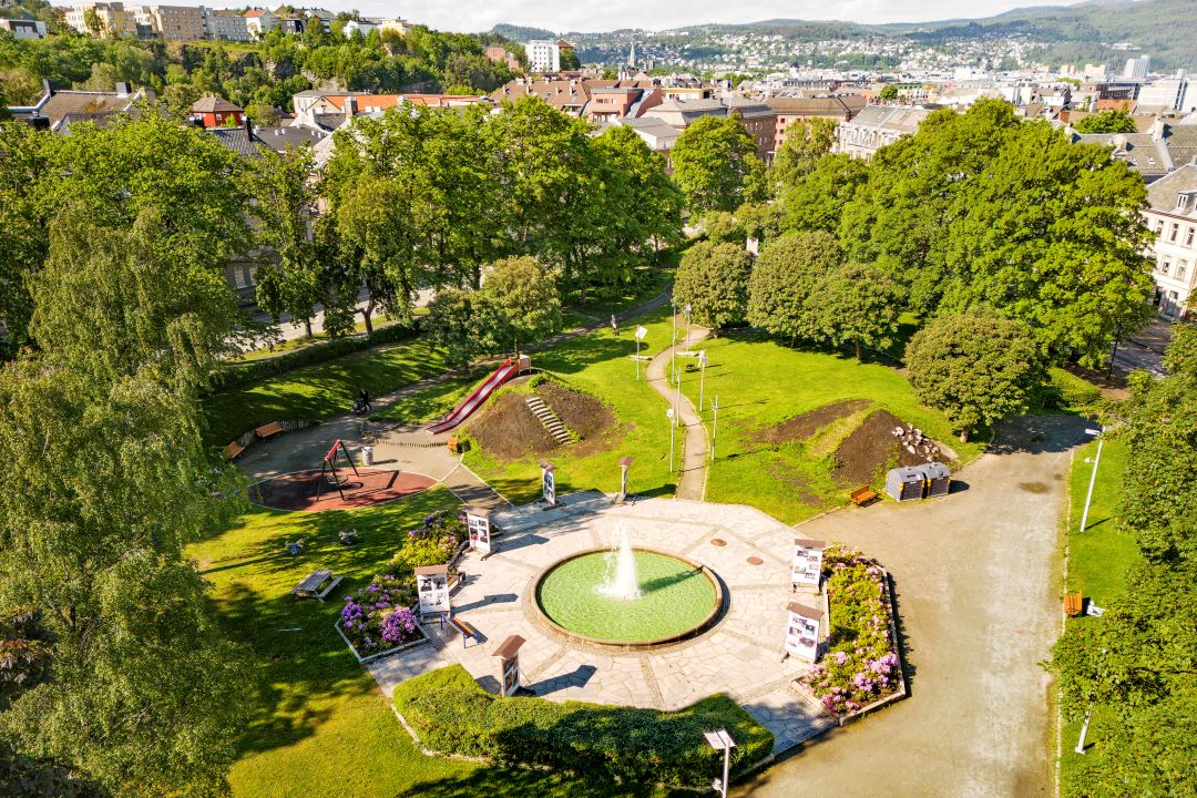 Oversiktsbilde med fontene og lekeapparater