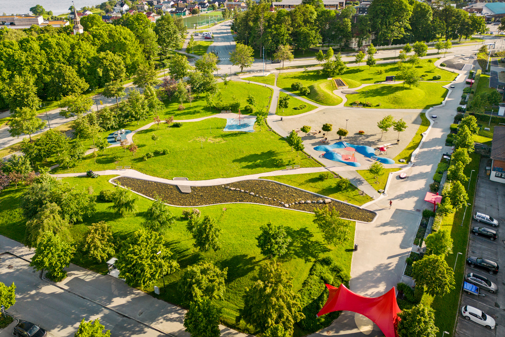Oversiktsbilde av parken med sirkustelt og balanseleker