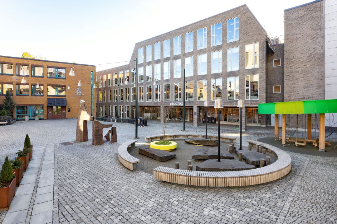 Lekeplass på brostein utenfor biblioteket