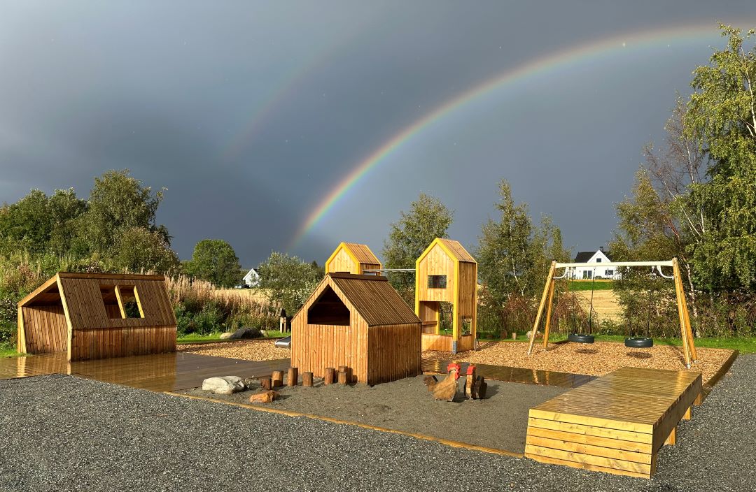 Små trehus laget for lek og et dissestativ