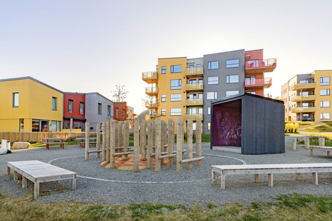 Lekeplass med gapahuk mellom boligblokker