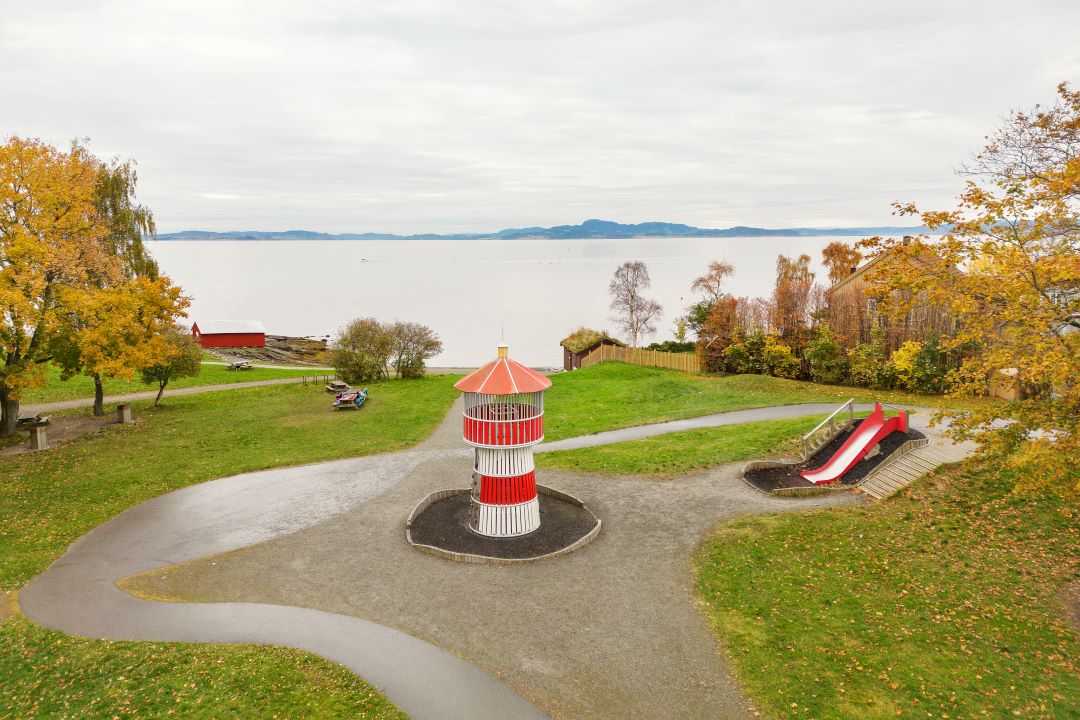 Oversiktsbilde med et lekeapparat formet som et fyrtårn