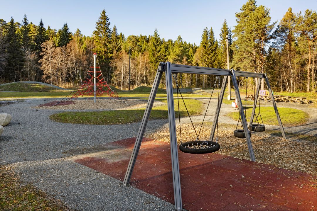 Dissestativ og klatretårn i en lekepark