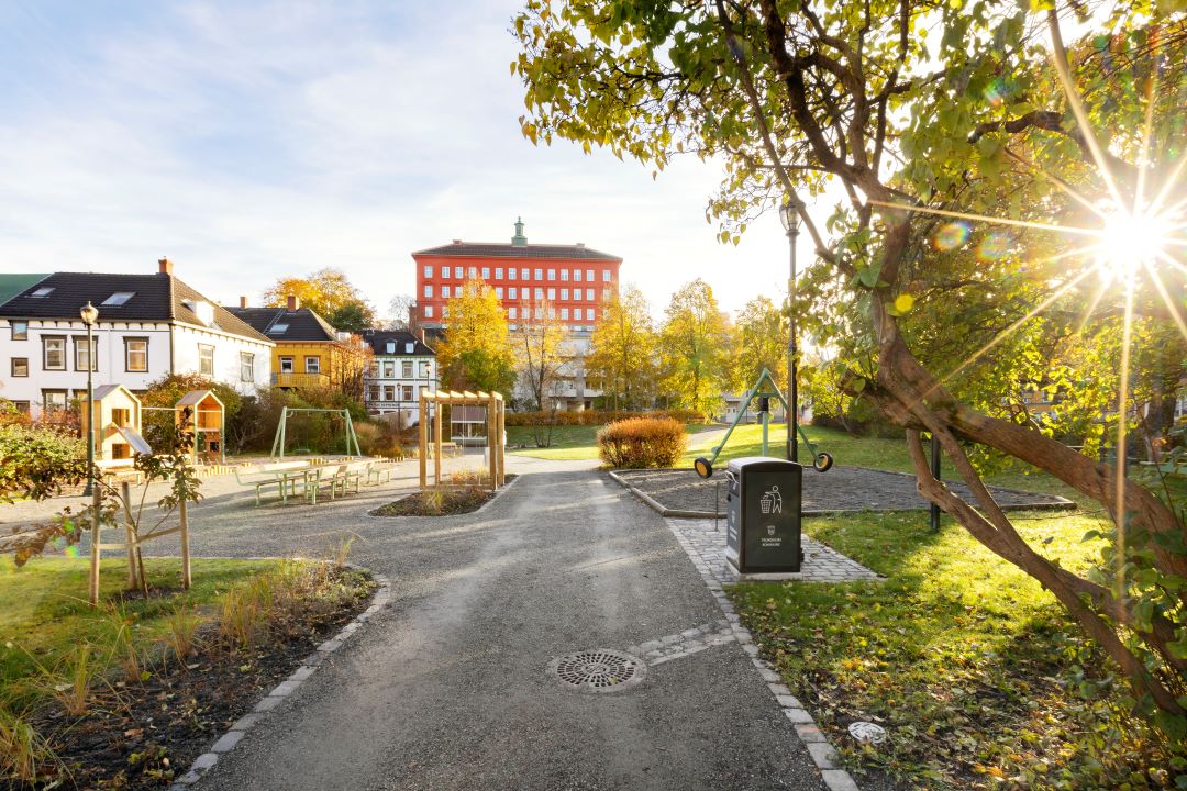 Park med benker og lekeapparater