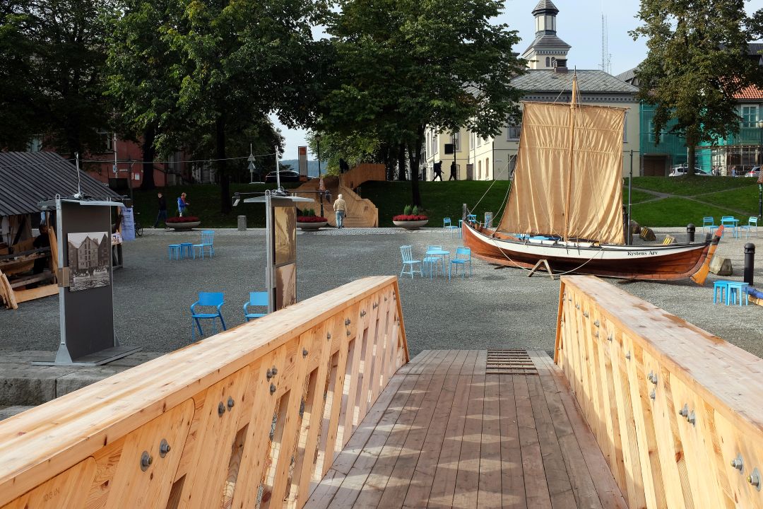 En åpen plass med en tretrapp i bakgrunnen