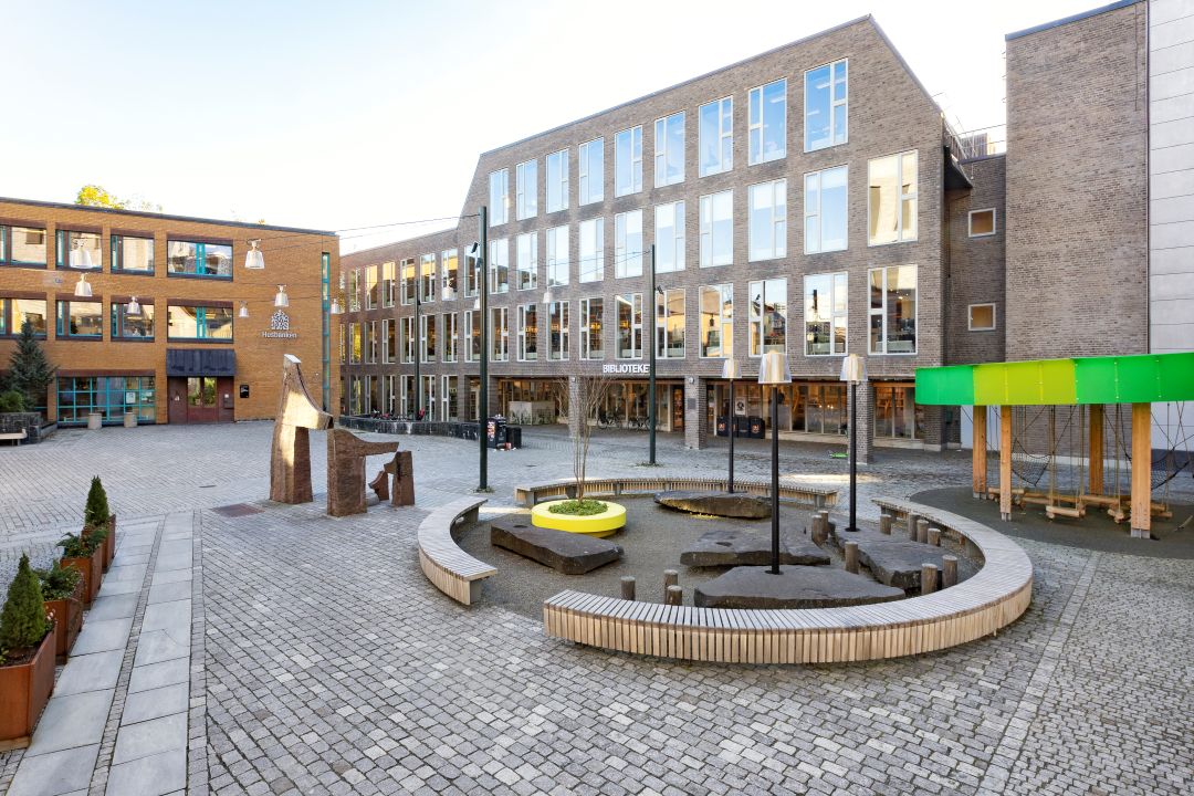 Peter Egges plass ved Biblioteket