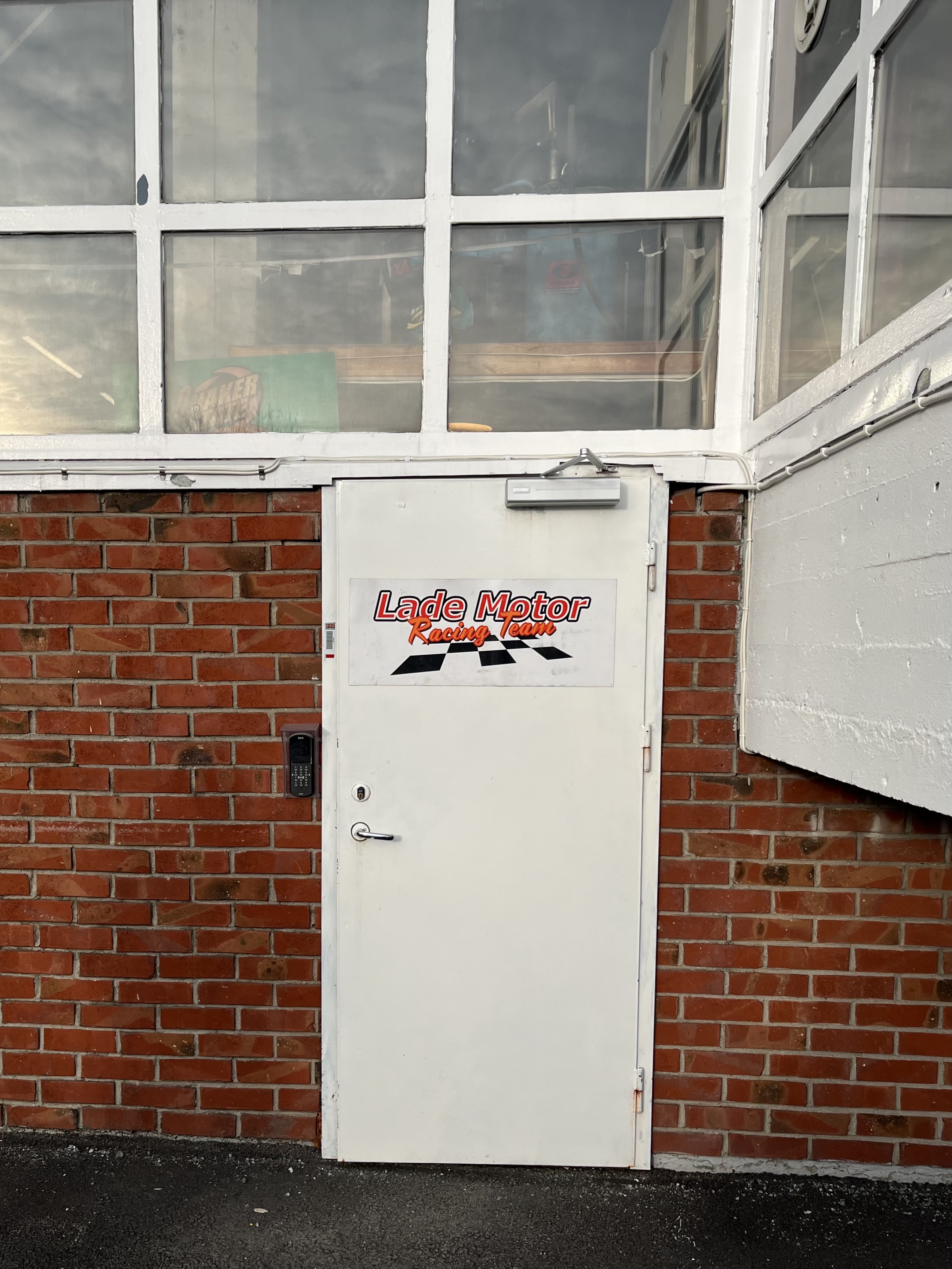 Bilde av inngangsdør til Lade Motor