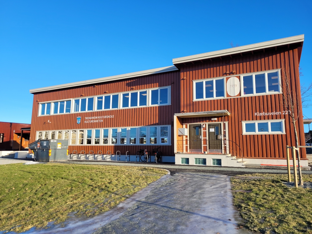 Bilde av fasaden på Rødbygget hvor Sunnland fritidsklubb holder til