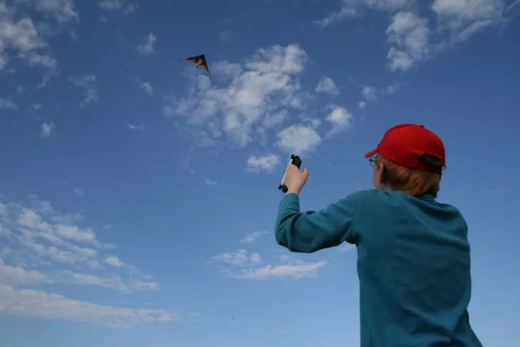 Gutt som flyr en drage