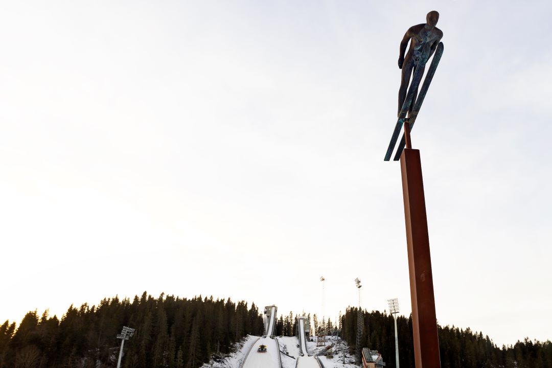 Statue av skihopper sett nedenfra