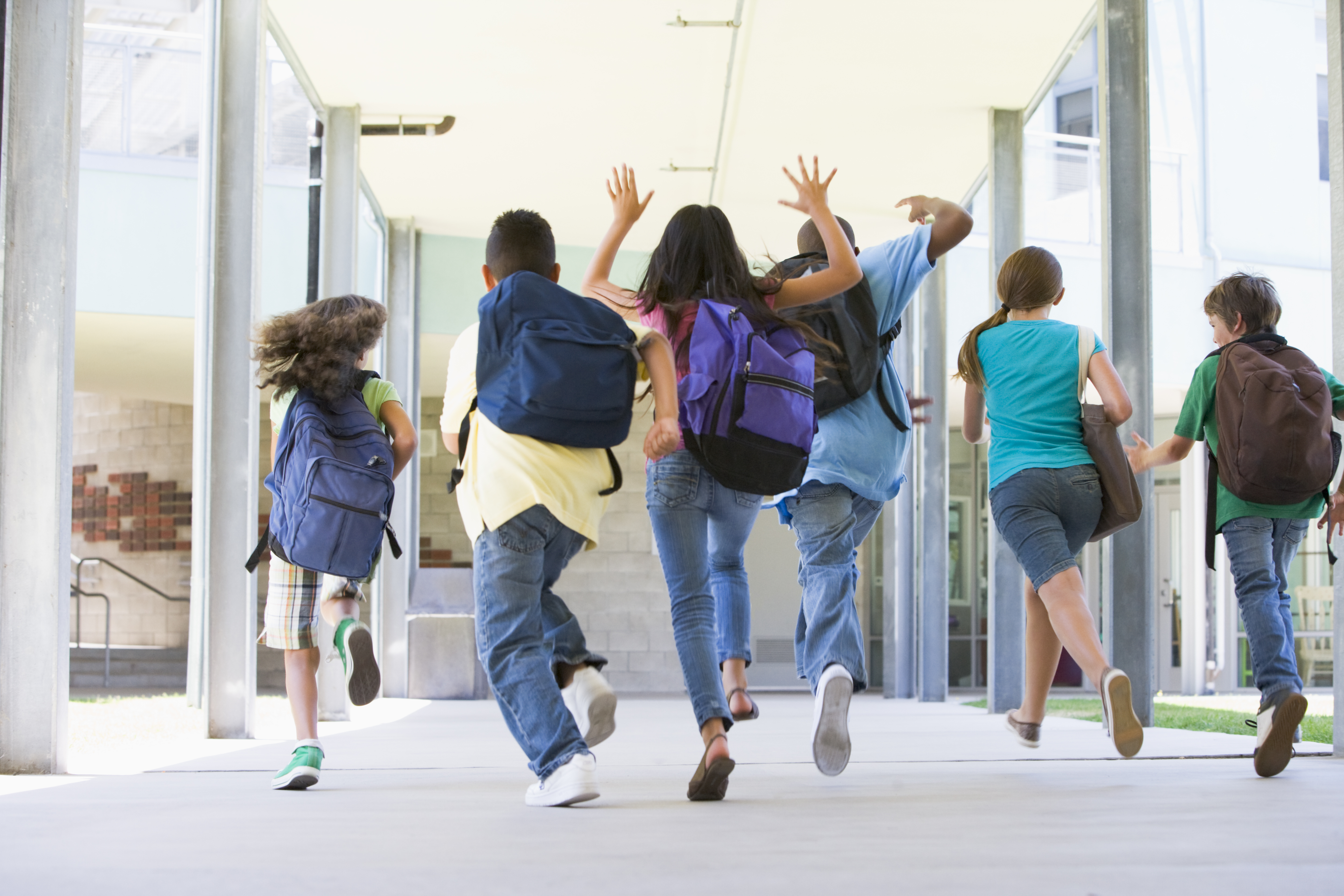 Elever som springer ut fra skolen