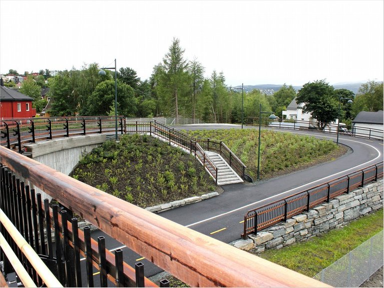 Dalenbrua er bygget med tilgjengelighet for gående, syklende og rullestolbrukere. Håndløpere i 2 høyder