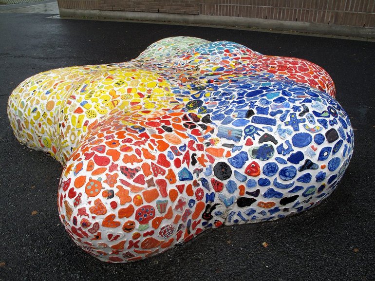 Sansestimulerende kunstnerisk utsmykning. Form, farger og taktil overflate