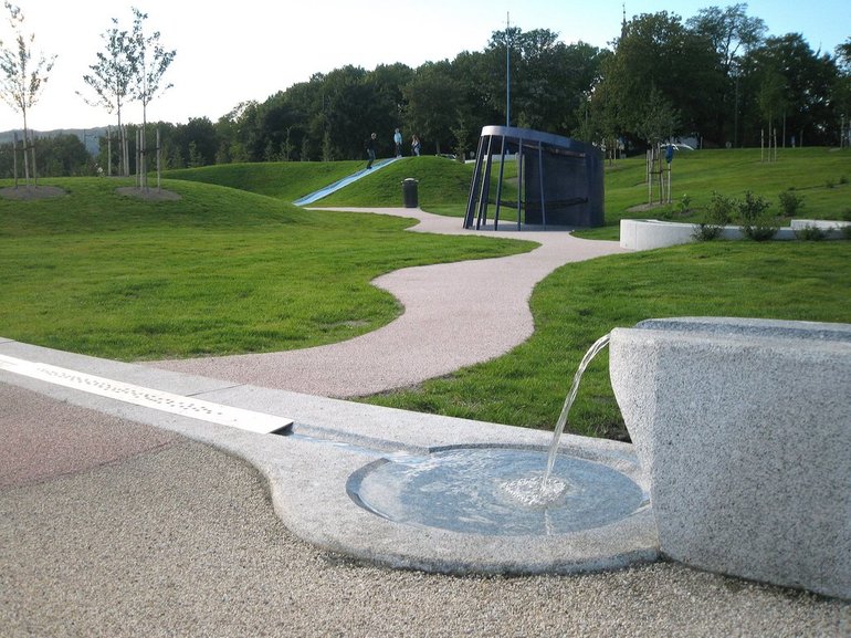 Fra Ladeparken. Vannrenne som både gir sansestimulering og fungerer som ledelinje. Gode kontraster gir god orienterbarhet