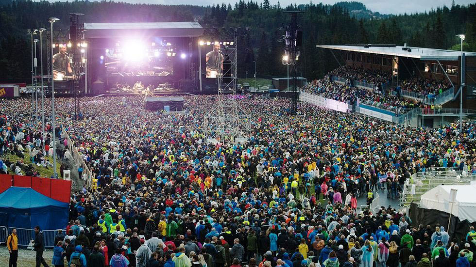 Masse mennesker p&aring; konsert