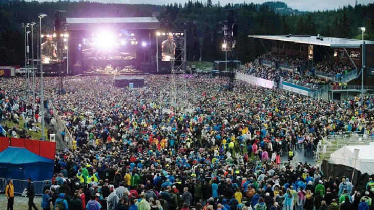 Masse mennesker på konsert