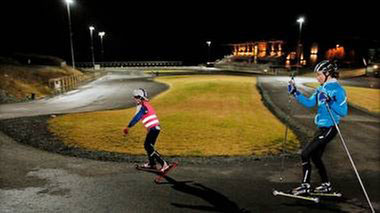 To personer p&aring; rulleski