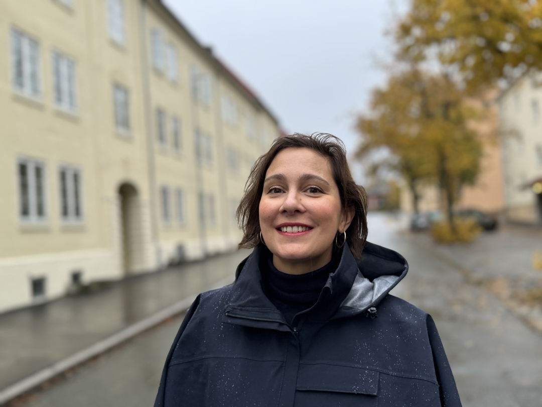 Nadja Sahbegovic står midt i en gate med bygninger på hver side