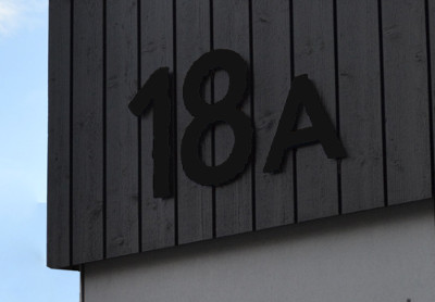 Eksempel p&aring; d&aring;rlig utformet husnummerskilt