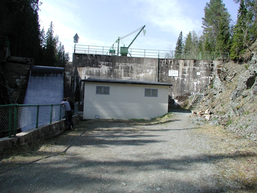 Dammen ved Leirsj&oslash;en f&oslash;r rehabilitering i 2004.