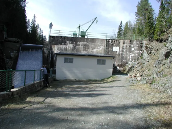 Dammen ved Leirsjøen før rehabilitering i 2004.
