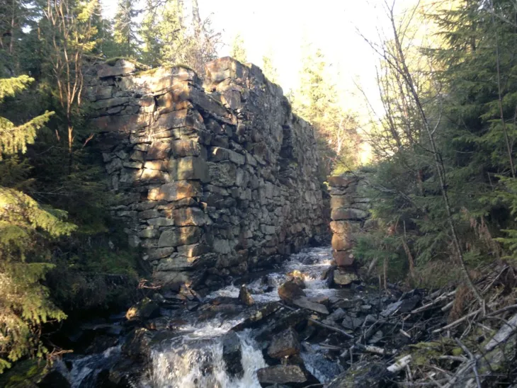 Det var tre møllebruk i elva nedenfor Skjellbreia.