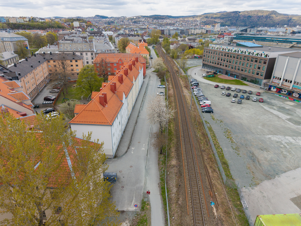 jernbanelinje og boligblokker