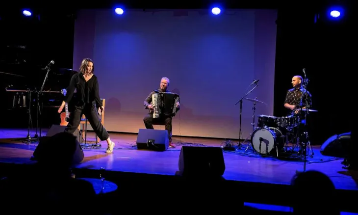 Kunstnerisk innslag.