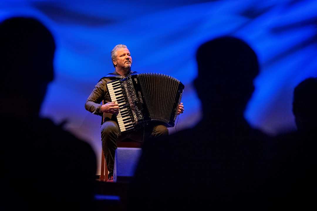 Avtroppende bykunstner Jovan Pavlovic under et musikalsk innslag.