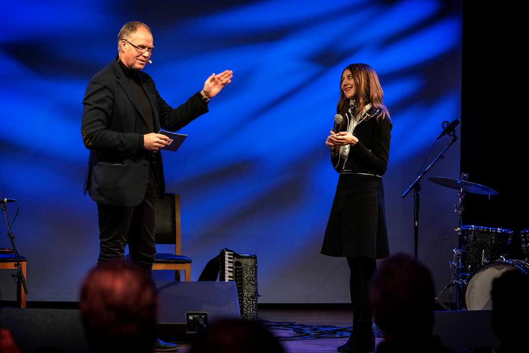 Kultur- og idrettsdirektør Ola By Rise på scenen sammen med Mariia Drachuk.