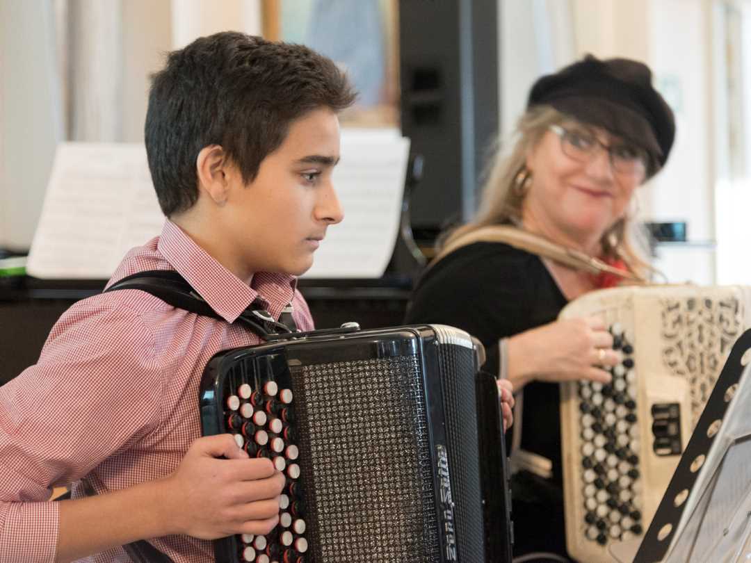 Kulturskoleelev Ferdinand Lorenz Wahba og l&aelig;rer Berit Lillevold