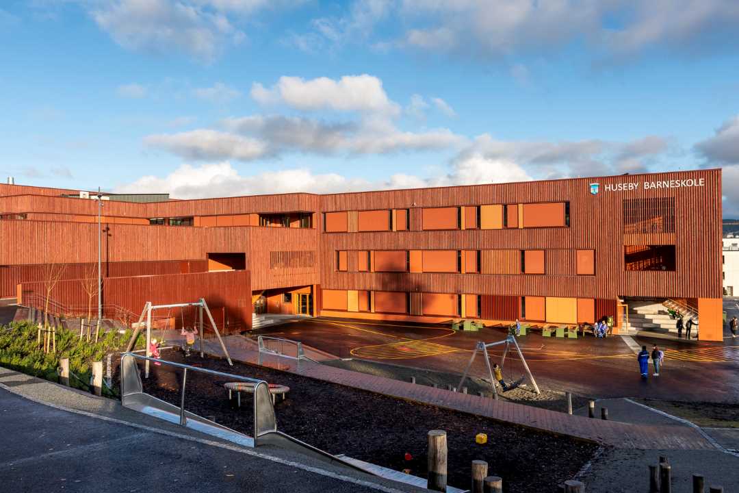 Eksteriørbilde av Huseby skoles uteareal for barneskoleelever