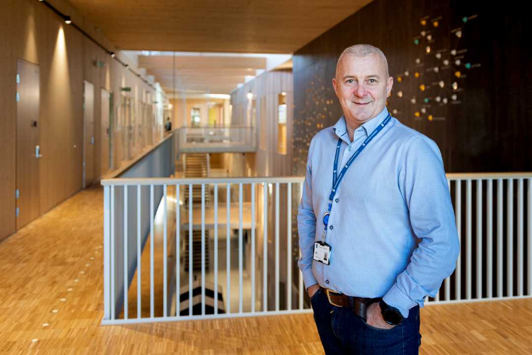 Portrett av rektor Robert Flataas i fellesarealene inne på skolen.