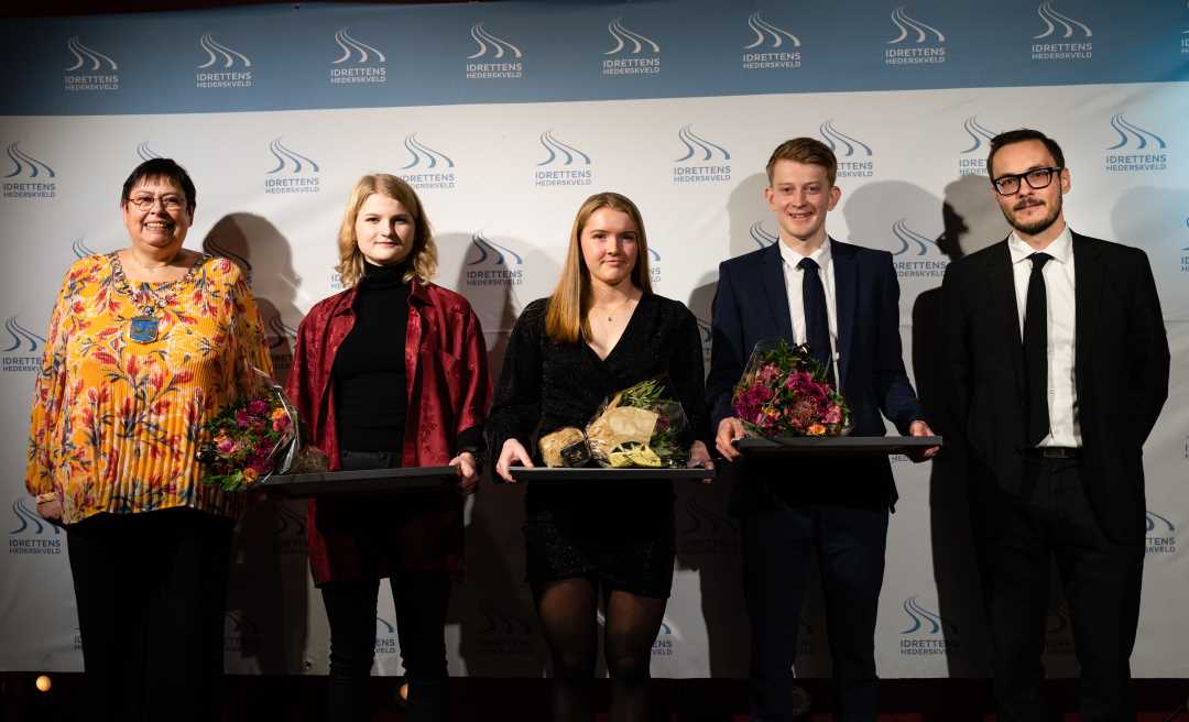 Bilde av vinnere av Trondheim kommunes idrettsstipend 2021: Iris Fyksen Sommernes, Anna Beatrice Storesund og Håvard Sandstad EIdsmo, omkranset av ordfører Rita Ottervik og Knut Kvaran, enhetsleder for Enhet for idrett og friluftsliv i Trondheim kommune.