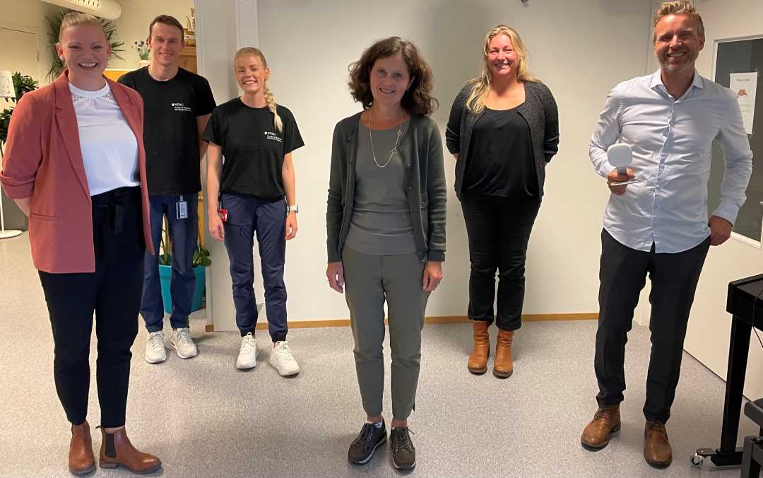 Bilde av: Fra venstre: førsteamanuensis ved NTNU, Nina Skjæret Maroni, vitenskapelig assistent ved NTNU, Vemund Øvstehage, konsulent ved NTNU, Stine Øverengen Trollebø, helse- og velferdsdirektør Wenche P. Dehli, prosjektleder helse- og velferd i Universitetskommunen TRD 3.0, Pernille Thingstad og produktsjef i VitalThings, Knut Jarle Lysklett.