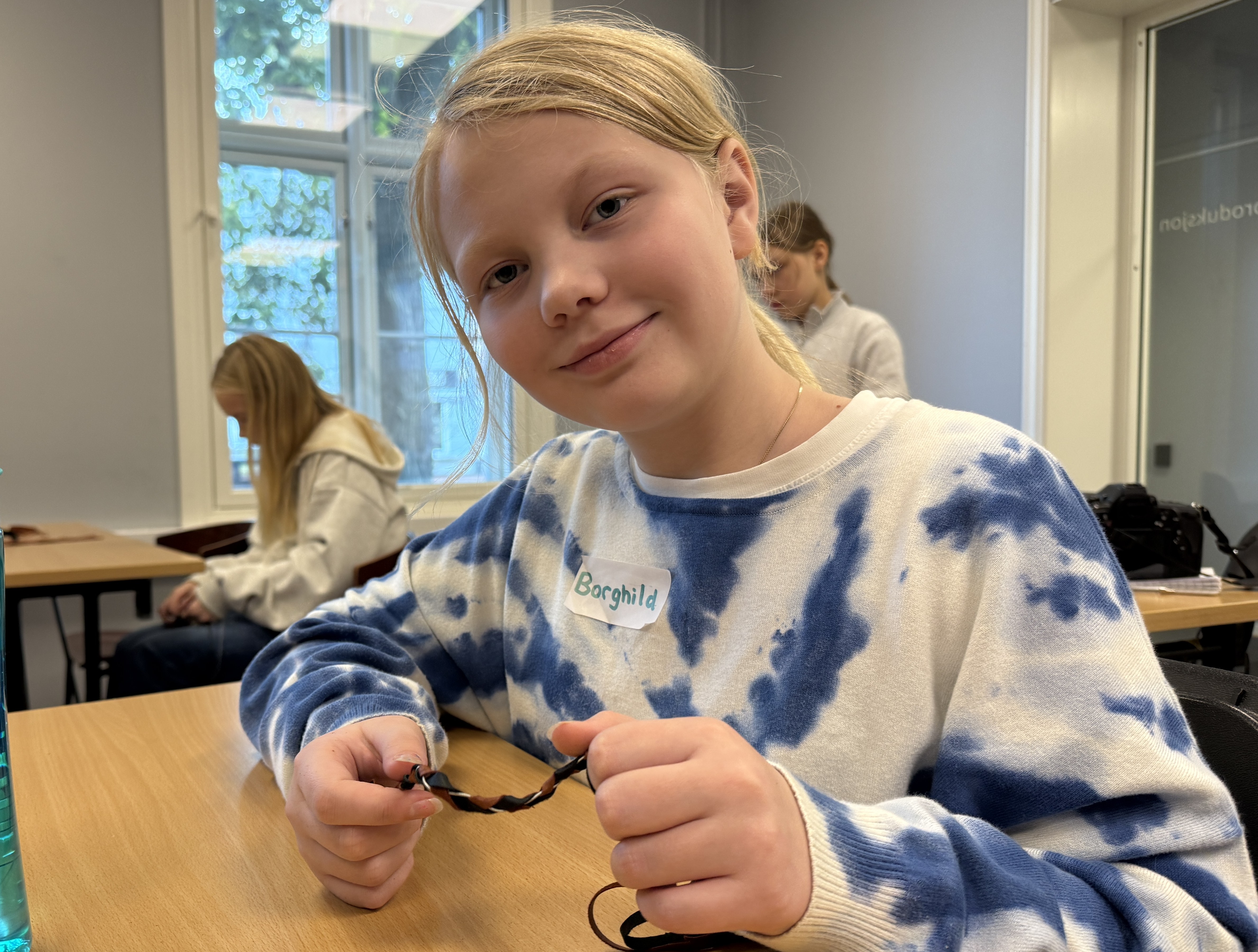 Jente viser armbånd