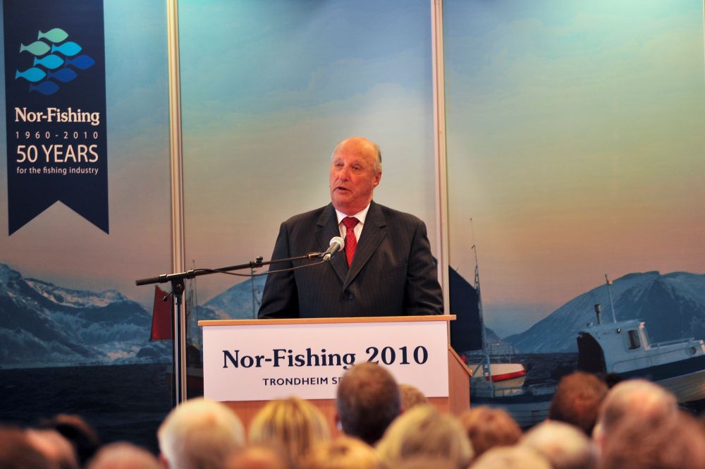 Kong Harald åpner Nor-Fishing i Trondheim Spektrum i 2010.