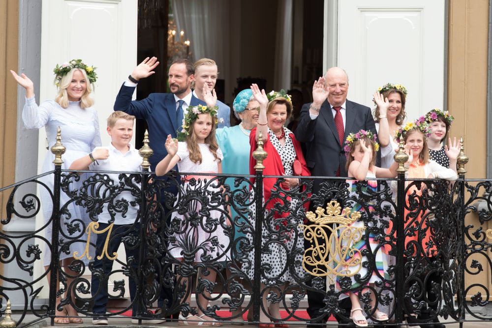 Kongefamilien vinker til folket fra Stiftsgården i juni 2016. 