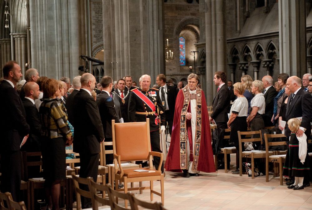 Kong Harald på besøk i Nidarosdomen i forbindelse med innsettelsen av Helga Haugland Byfugllien som ny preses i 2011.