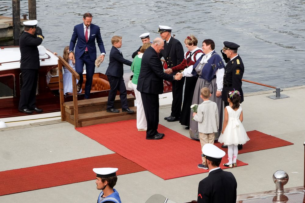 Kong Harald og kongefamilien ankommer Ravnkloa i 2016.