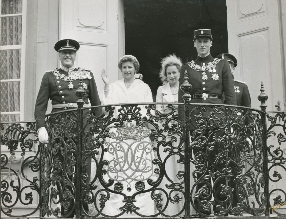 Kronprins Harald og prinsessene Astrid og Ragnhild fotografert ved Stiftsgården i forbindelse med signingen i 1958.