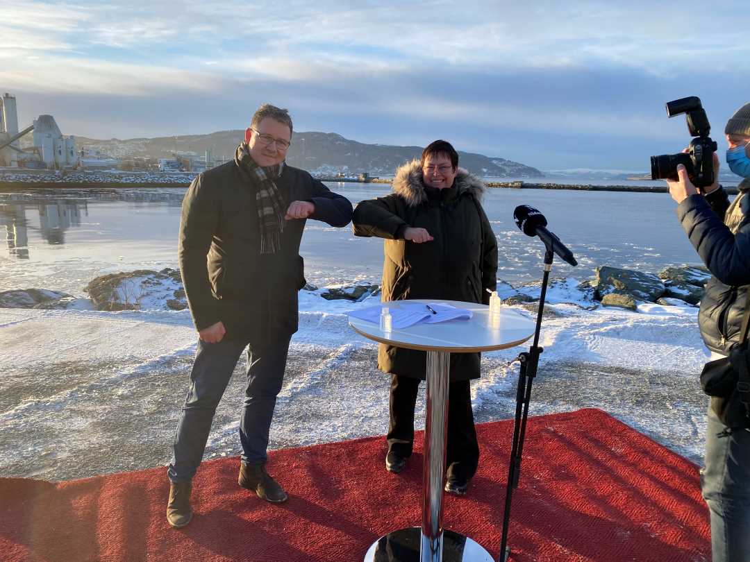 Havnedirektør Knut Thomas Kusslid og ordfører Rita Ottervik inngår avtale om bydelen Nyhavna.