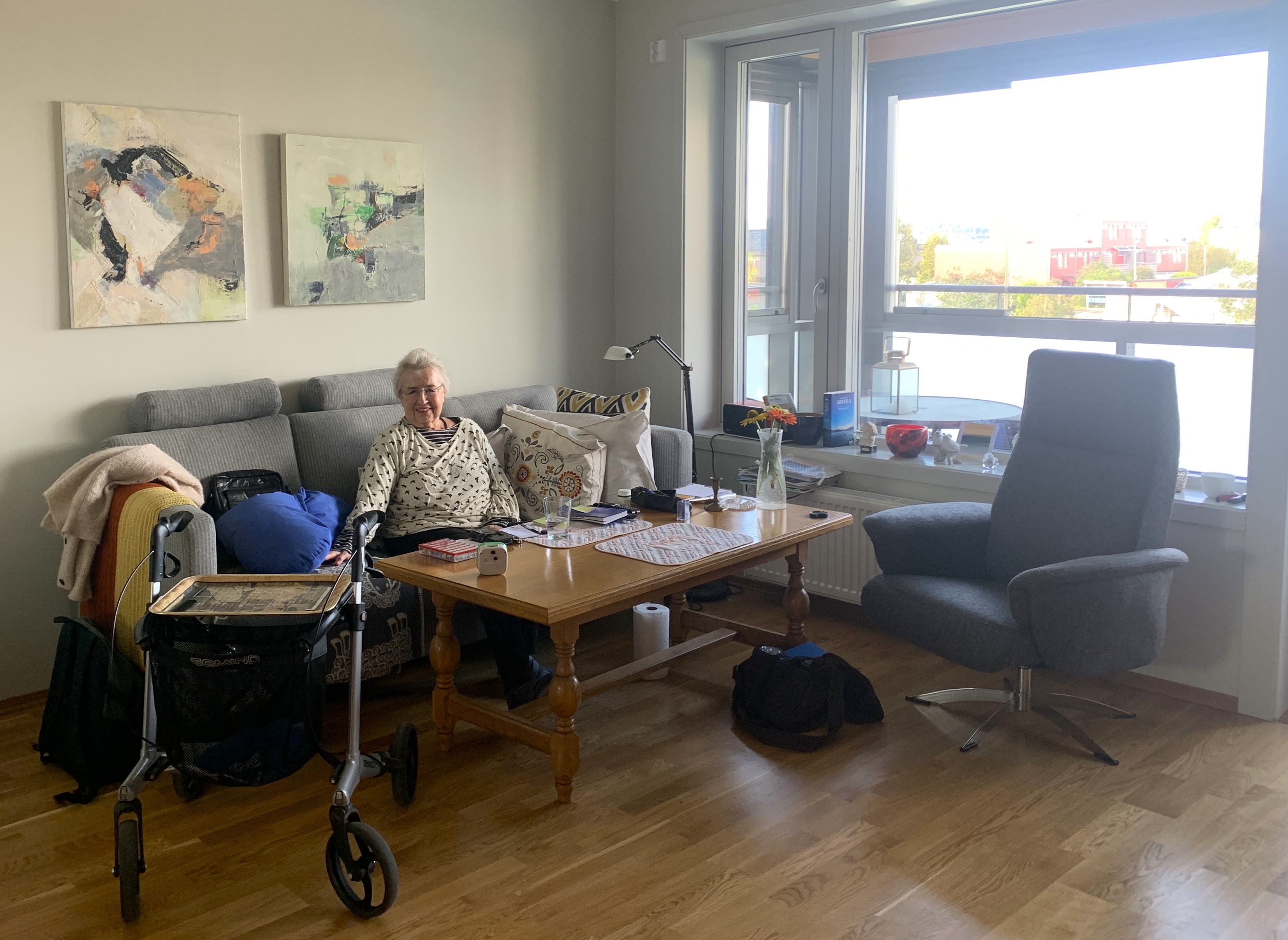 Unni hygger seg i sofakroken i sin nye bolig