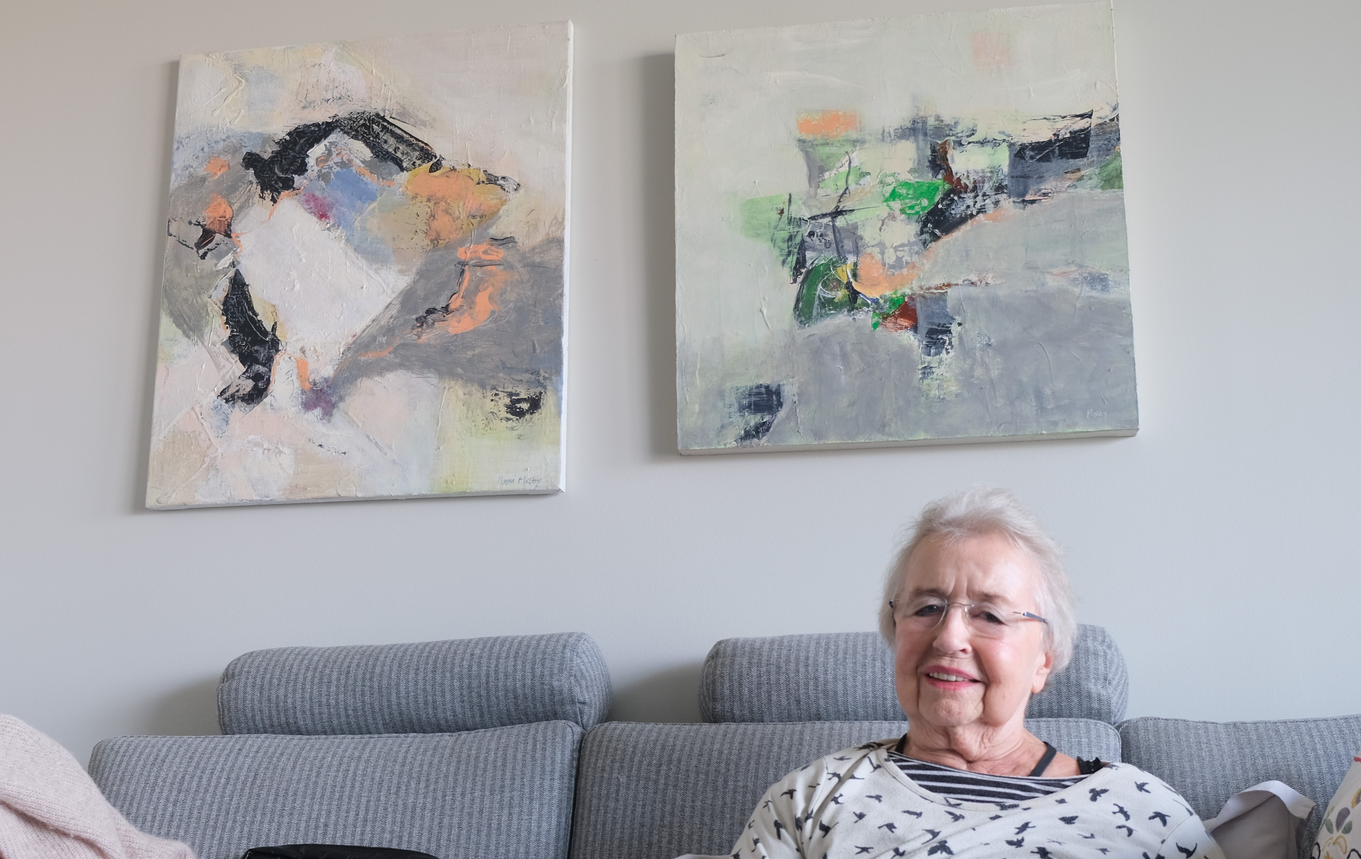 Unnis bilder henger over sofaen i den nye leilighet