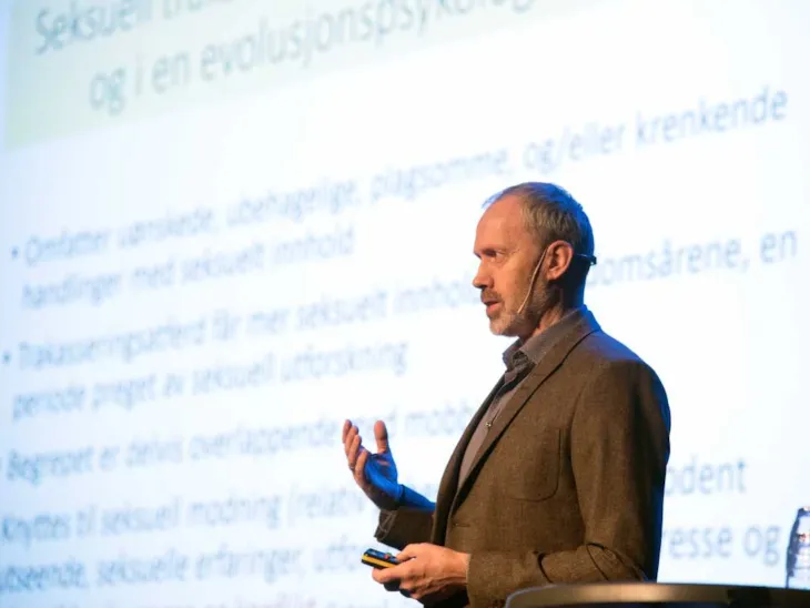 Mons Bendixen på en scene