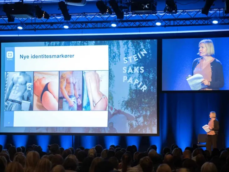 Anne Grytbakk på en scene