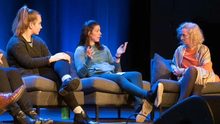 Therese Westgård snakker mens Camilla Nereid lytter