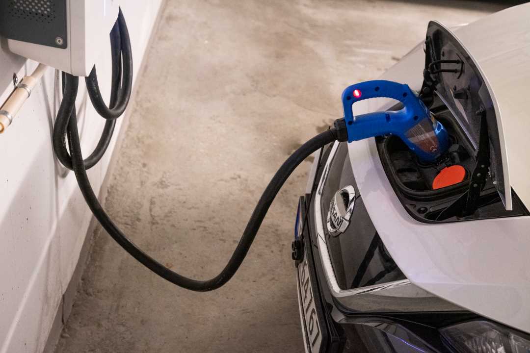 Bilde av en elbil hvor toveisladeren står koblet til.