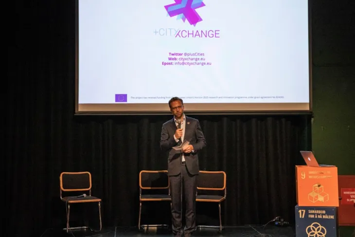 Kommunal og moderniseringsminister Nikolai Astrup på scenen med +CityxChangelogoen bak seg